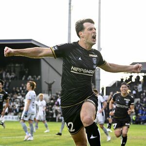 貫いた「アタッキングフットボール」　ハイプレス徹底、サイド攻撃で次々と好機　栃木シティＪ２昇格