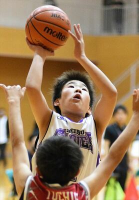男子１次リーグ青２ブロック　阿久津クラブ－西宝クローバー戦　第１クオーター、西宝クローバー・山越がシュート＝関東ホーチキにしかた体育館