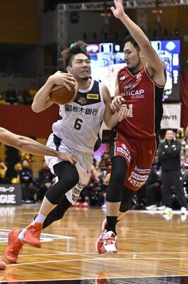 第１クオーター１０分、越谷の喜多川と競り合うブレックスの比江島（左）＝埼玉県越谷市立総合体育館、鈴木航撮影