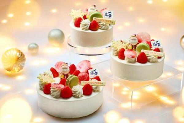 　帝国ホテルの人気の定番「クリスマスショートケーキ」。１３５周年のロゴプレートをトッピングした（提供写真）