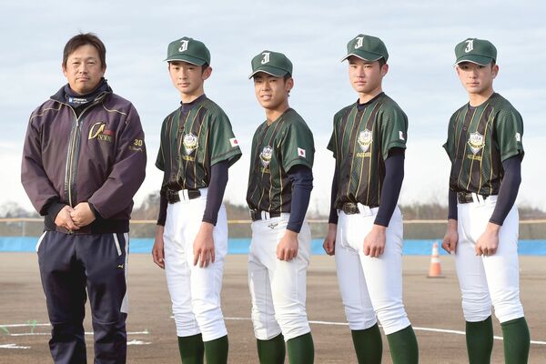 北関東選抜のメンバーとして台湾での国際大会に出場する右から岡地、福永、菊池、熊崎の４選手と林監督
