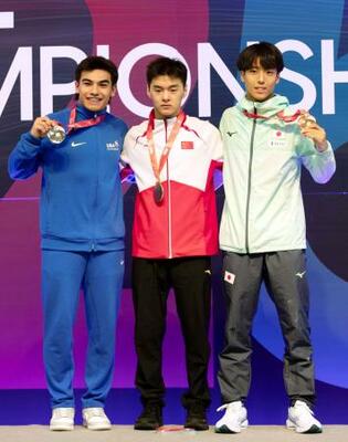 男子個人の表彰式で銅メダルを手にする宮野隼人(右)=パンプロナ(共同)