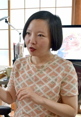 制作の思いを話すシシさん＝益子町