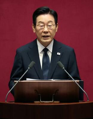 韓国の国会で演説する李在明大統領=4日、ソウル(ロイター=共同)