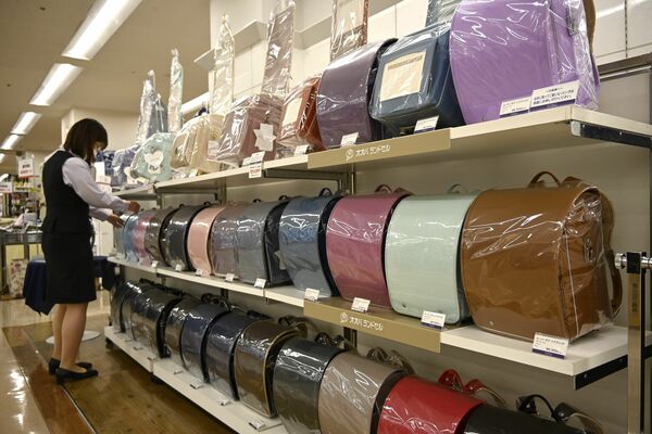 ランドセルが並ぶ東武宇都宮百貨店の売り場＝１３日午後、宇都宮市宮園町