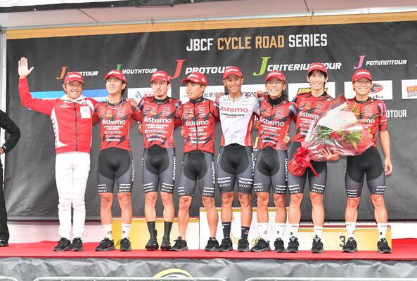 7年ぶり4度目のチーム総合優勝に輝いたブリッツェンの選手たち=25日午後、群馬サイクルスポーツセンター