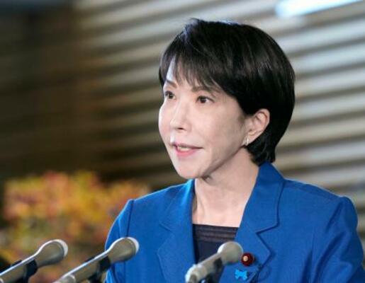 　ＡＰＥＣ首脳会議への出発前に記者団の取材に応じる高市首相＝３０日午後、首相官邸