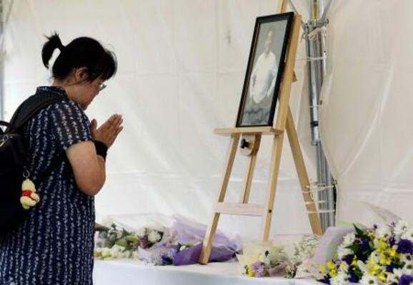 安倍元首相銃撃事件から4年、現場付近の献花台で手を合わせる人=8日午前、奈良市