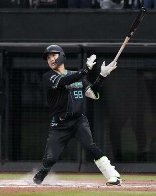 　１０回日本ハム２死二、三塁、奈良間が左翼線にサヨナラ打を放つ＝エスコンフィールド