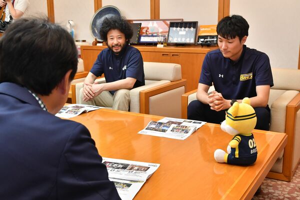 佐藤市長にシーズン報告をするブレックスの田臥主将（左）と藤本社長＝宇都宮市役所