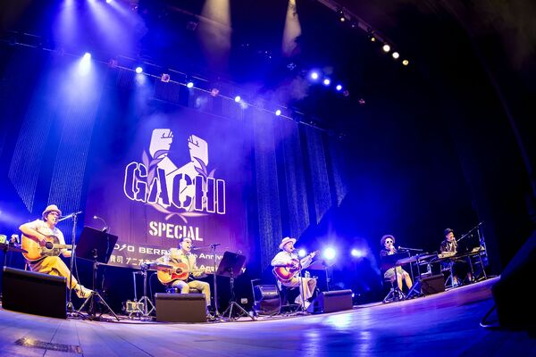 宇都宮で開催されたライブで共演した豪華アーティスト。左から奥田、トータス、浜崎、レキシ
