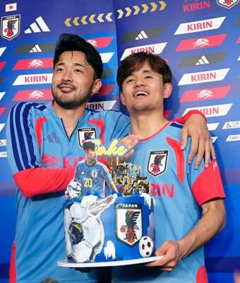 　事前合宿で誕生日を祝福される久保。左は菅原＝モンテレイ近郊（共同）