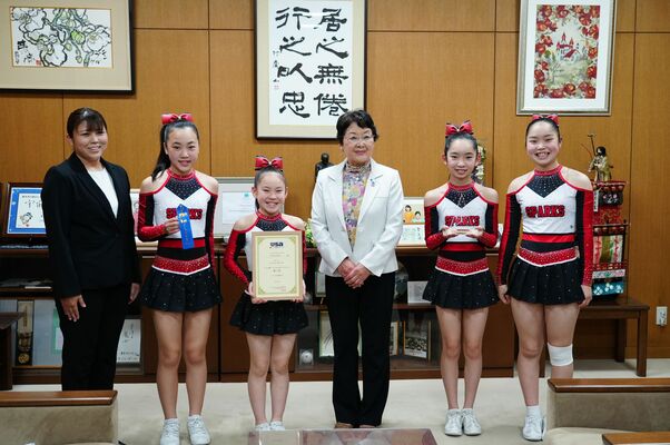 大川市長へ報告に訪れた栃木市在住のメンバーら