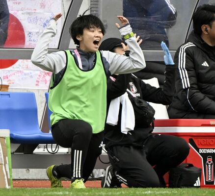 日本の惜しいシーンに思わず声を上げる伊東主将=25日午後、Jヴィレッジスタジアム、森田大地撮影