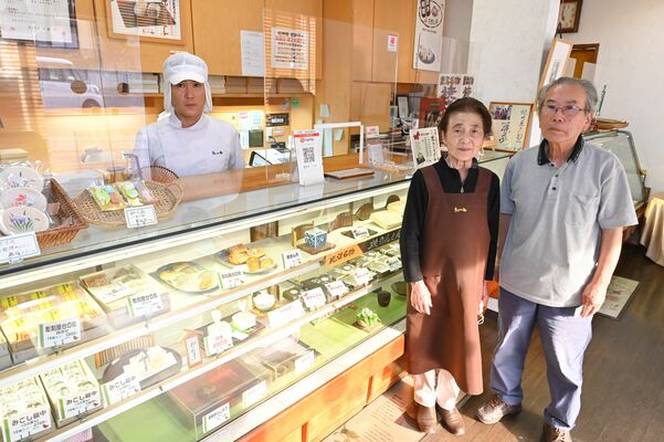 店頭に立つ高橋秀典さん（右）と章人さん（左）