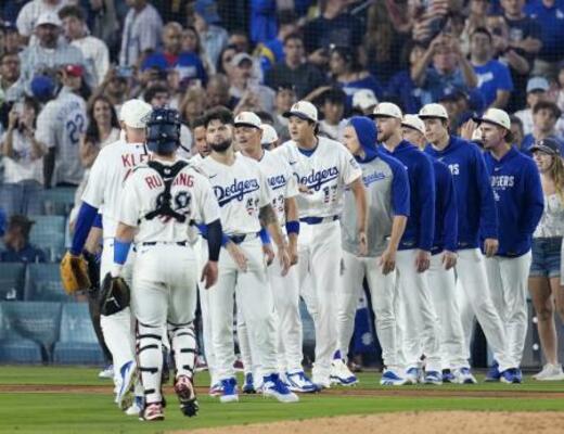 　４日、パドレスに勝利し、チームメートとタッチを交わすドジャース・大谷（中央、１７）＝ロサンゼルス（共同）
