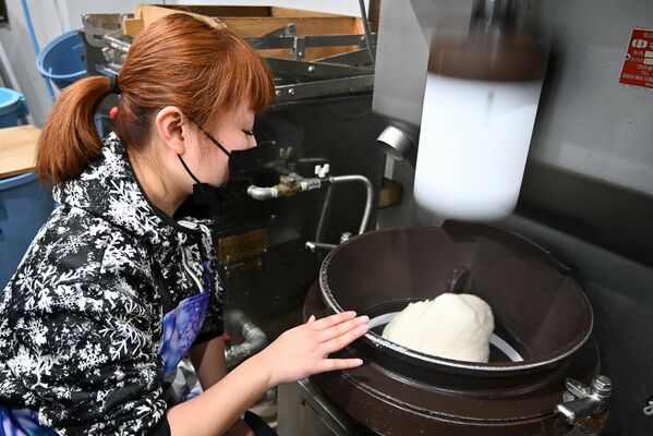 もち専門店で商品を作る従業員＝27日午前、宇都宮市