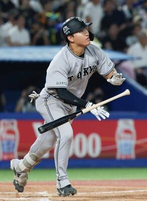 　７回巨人２死一塁、笹原が右越えに２ランを放つ＝神宮