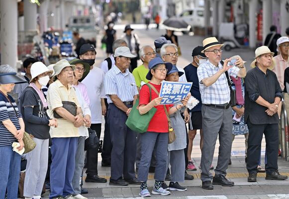 候補者の演説に耳を傾ける有権者＝３日午前11時20分、宇都宮市内、永嶌理絵撮影（画像は一部加工しています）