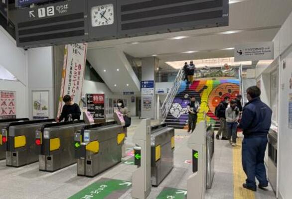　ＪＲ土讃線の特急列車内で車掌が切り付けられた事件の影響で、大幅に遅れて高知駅に到着した乗客＝２６日午前１時２２分