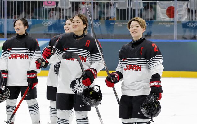 フランスに勝利し、笑顔の小池（右端）ら＝ミラノ（共同）