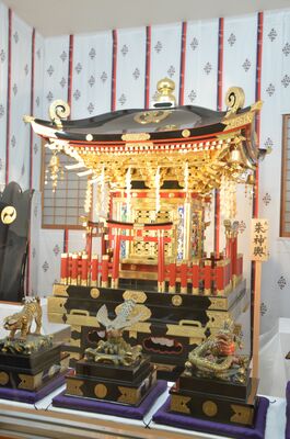 神社会館に展示・保管されている社宝の朱神輿