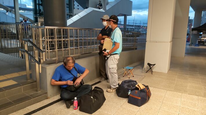 LRT一般運行の整理券配布を待つ鉄道ファンら＝25日夜、宇都宮市