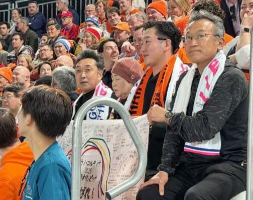 スピードスケート女子の吉田雪乃のレースを見守る所属先「寿広」の太野真一さん(右端)=15日、イタリア・ミラノ(共同)