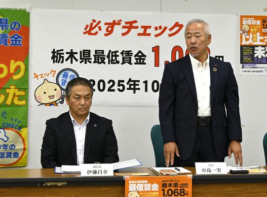 最低賃金の引き上げについて説明する中島会長（右）＝30日午前、県庁