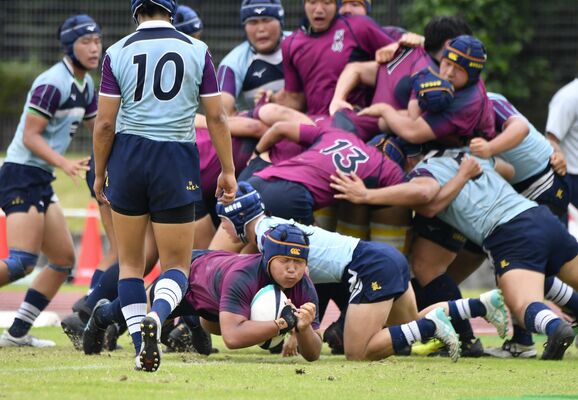 後半分、国学栃木のフッカー千野（中央下）がモールからトライを挙げる＝佐野市の清酒開華スタジアム、鈴木航撮影