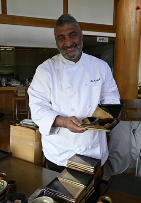 小砂焼に自作イタリアンを盛り付けるのが楽しみと話すアンジェロさん