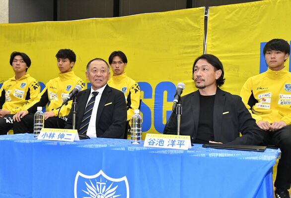 新体制発表記者会見で壇上に座る小林監督(手前左)と谷池強化部長(同右)=1月6日、ライトキューブ宇都宮