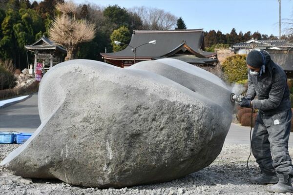 威徳院の境内で制作している記念モニュメント