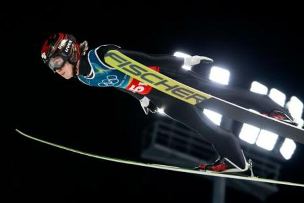 　男子スーパー団体　二階堂蓮の１回目の飛躍＝プレダッツォ（共同）