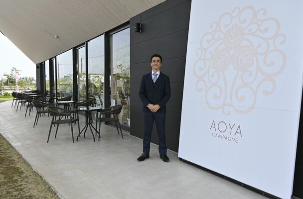 テラス席に立つ谷口さん