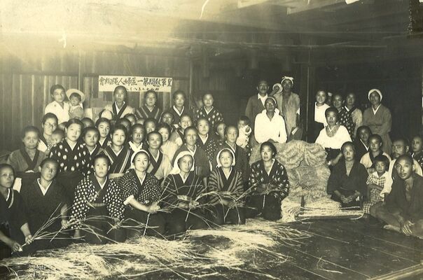 総出で縄をなう地域住民（佐々木エイコさん提供）＝1940年代前半