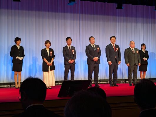 下野新聞社ビジネス局などへの新聞広告賞贈賞式＝21日午後、東京都内
