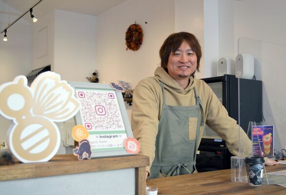 店のカウンターに立つ石原さん