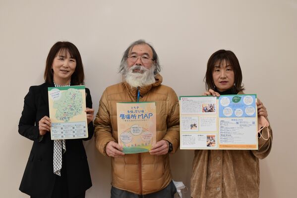 マップを作製した「学校以外の場を共につくるネットワーク」の石林会長（中央）とメンバー＝２月下旬、栃木市