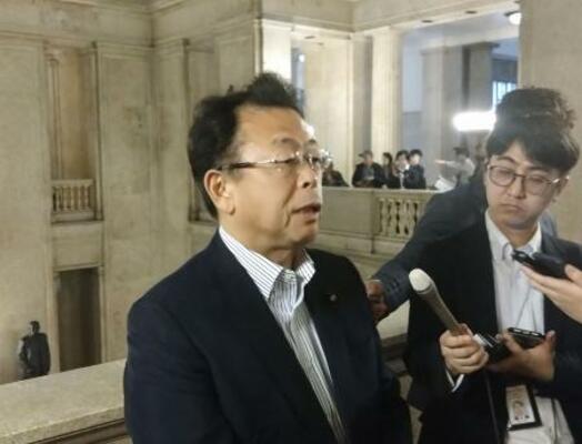 国会で記者団の取材に応じる公明党の西田幹事長=3日