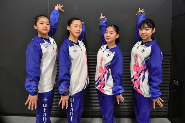 体操女子団体優勝の宇短大付。右端は個人総合優勝の加藤