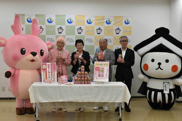 新商品をＰＲする大川市長（中央）や関係者ら＝５日午後、栃木市役所