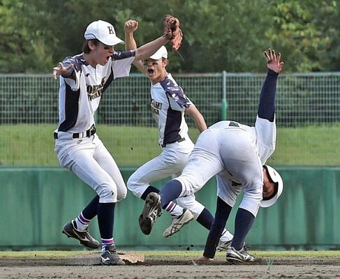 国学院栃木ＯＢチームが相手の盗塁を阻止。息詰まる攻防は終盤まで続いた
