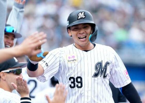 　４回、勝ち越しソロを放ち迎えられるロッテ・井上＝ＺＯＺＯマリン