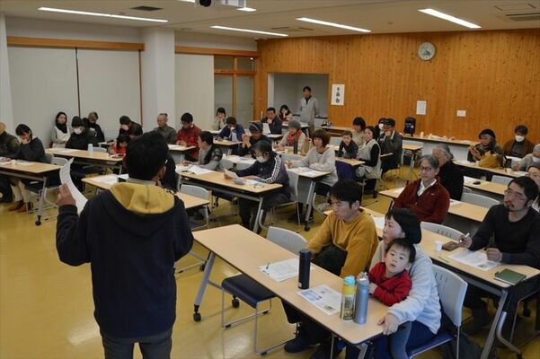 松原さん（手前）の呼びかけに集うことを確認した「地産地消の愛情給食を考える会」の賛同者