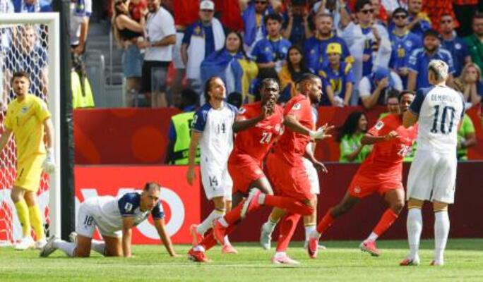 　カナダ―ボスニア・ヘルツェゴビナ　後半、同点ゴールを決め駆け出すカナダのラリン（右から３人目）＝トロント（共同）