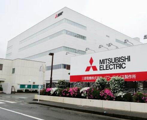 　三菱電機が新設したパワー半導体の新工場＝１５日午前、福岡市西区