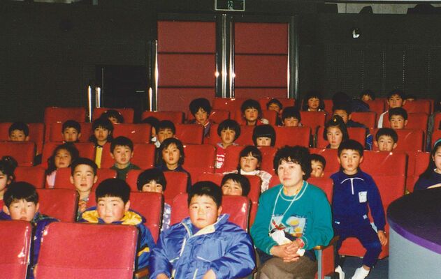 オープン当初にプラネタリウムを楽しむ子どもたち