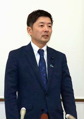 衆院選福井2区からの出馬見送りを表明した山本建氏=24日午後、福井県鯖江市
