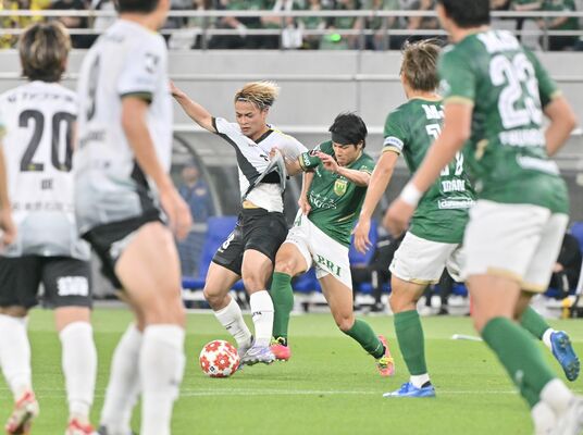 前半３１分、栃木ＳＣのＦＷ川名（左）が相手と競り合う＝味の素スタジアム、広瀬華撮影